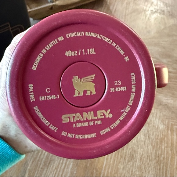 Stanley 40oz Cranberry Winterscape - Picture 4 of 6